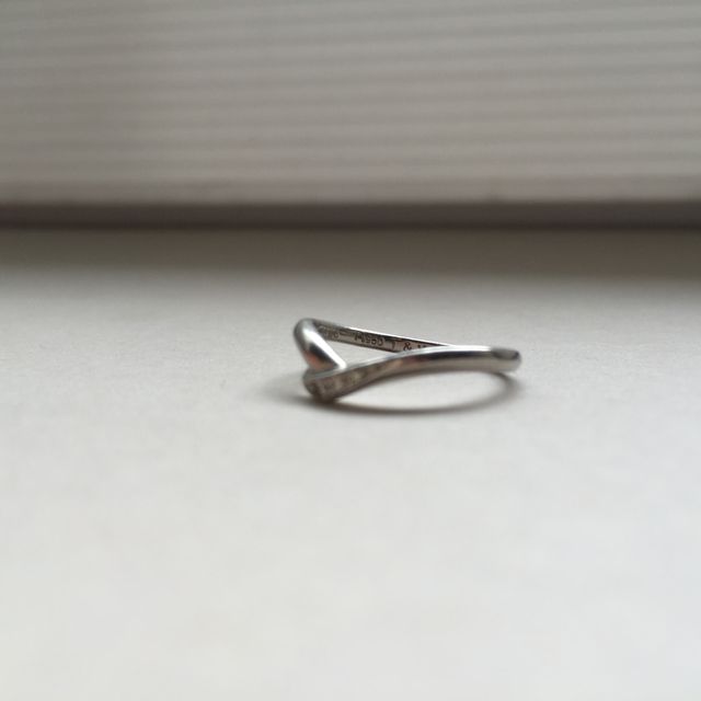 結婚指輪。婚約指輪と重ね付けできるようなデザインにしました。