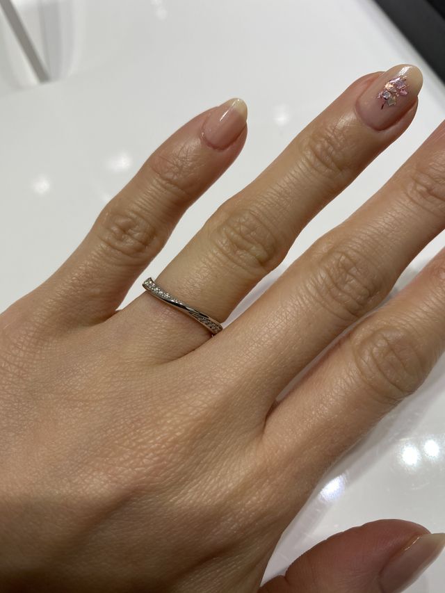 男性が女性の手をエスコートしているようなデザインだそうです！