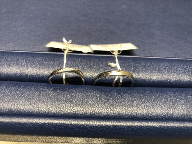 左が女性。右が男性。ペアです。