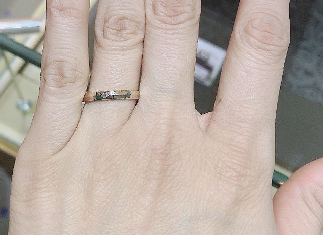 ゴールド、シルバーと上下で2色に分かれていてシンプルです