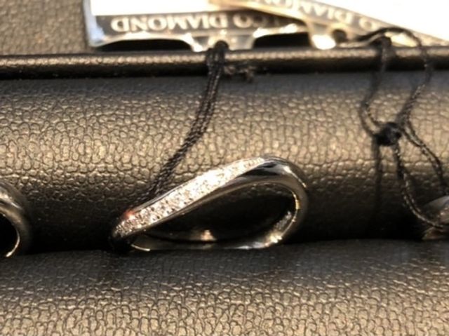 カーブのかかったデザインのプラチナリングです