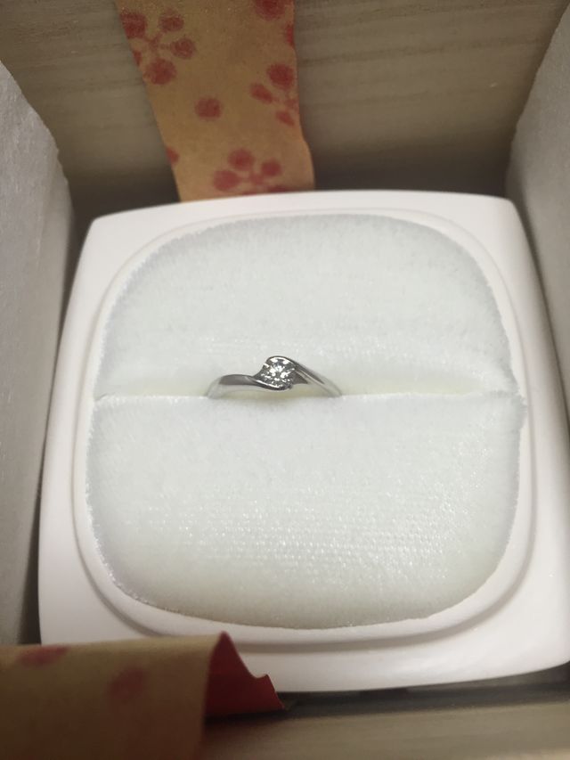 木箱に、陶器のケースに入っています