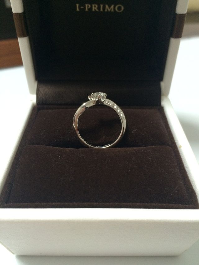 角度を変えるとダイヤの見え方も変わります。