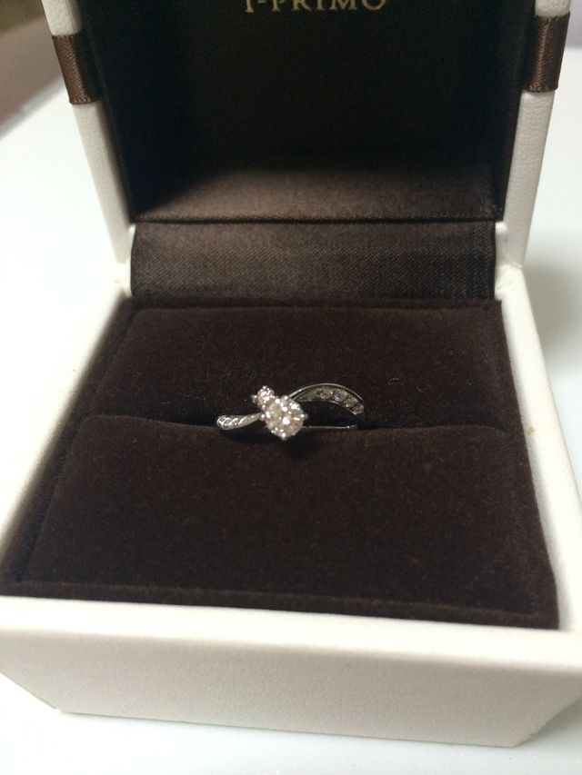 ダイヤモンド、左側にはピンクダイヤモンドが添えられています