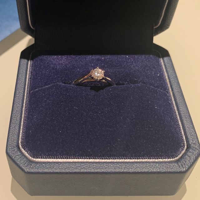 シンプルだが豪華なリング