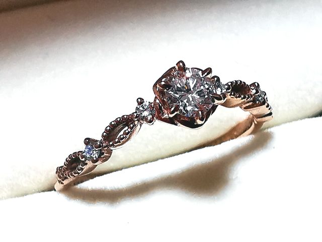 ディズニーの美女と野獣のイメージでダイヤの下は薔薇の花びら型