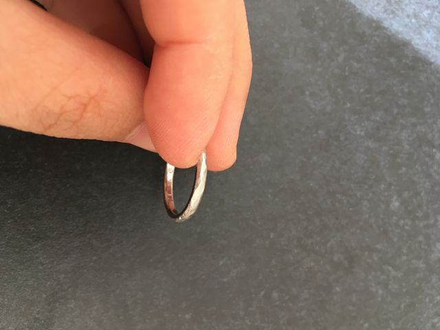 全体に削った跡を残したような、凹凸のあるデザインにしました。