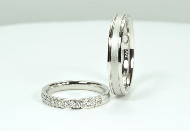 リング内側に結婚式日を刻印してもらいました。