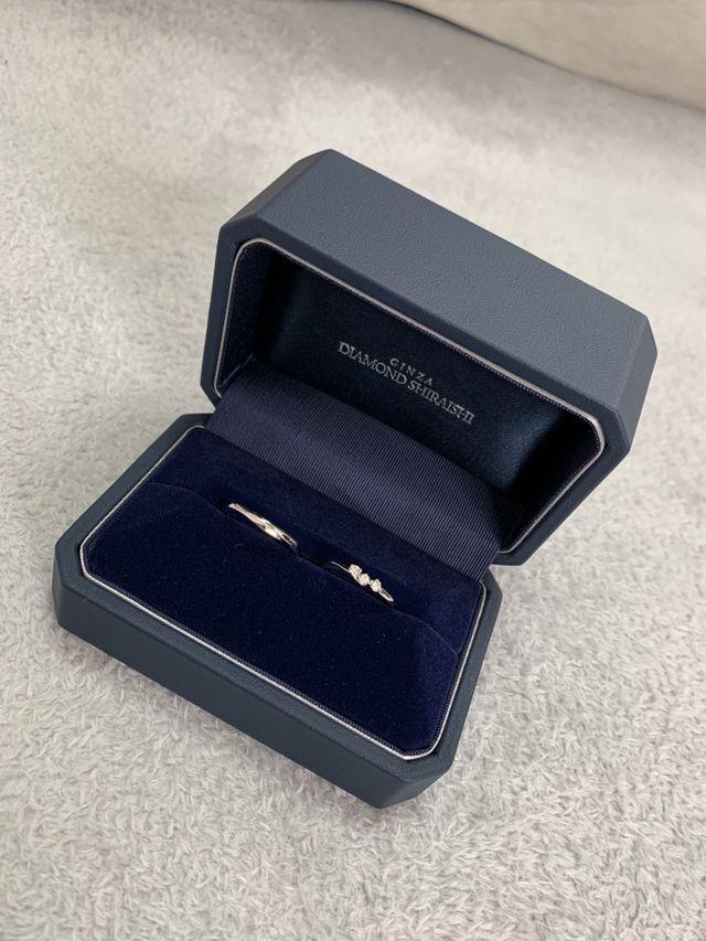 写真の左側の指輪が、今回レビューしている指輪です。