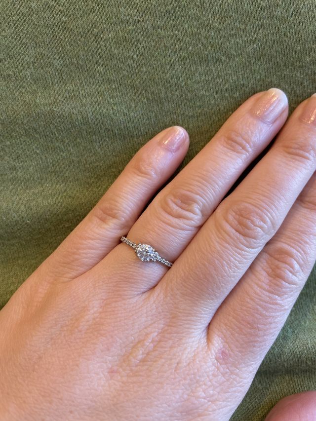 華奢なAHKAHの指輪に一目惚れしました。
