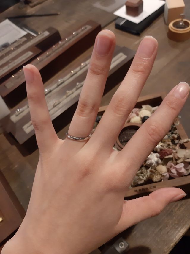 指輪を実際に装着したときの写真