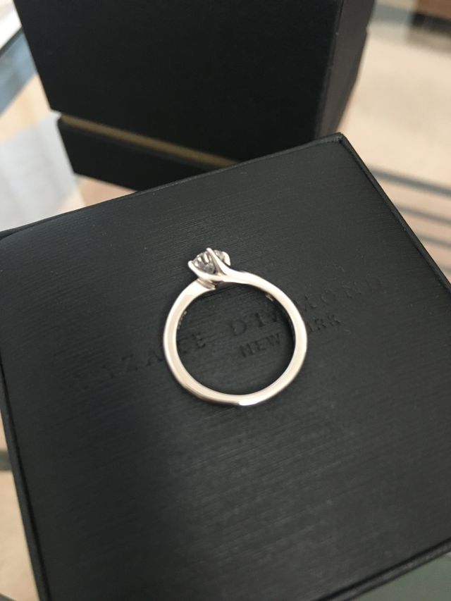 婚約指輪。エレガントかつシンプルなデザインに惹かれました