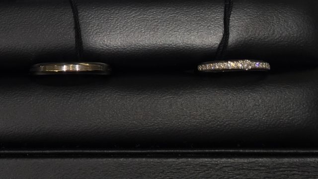 女性用のは真ん中に少し大きめのダイヤが入っています！