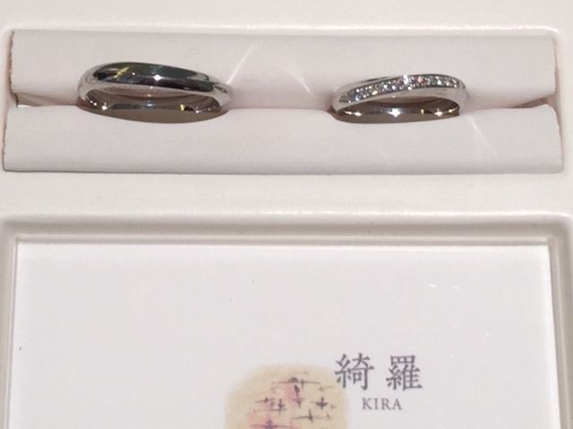 斜めにダイヤが入っており細く見えます