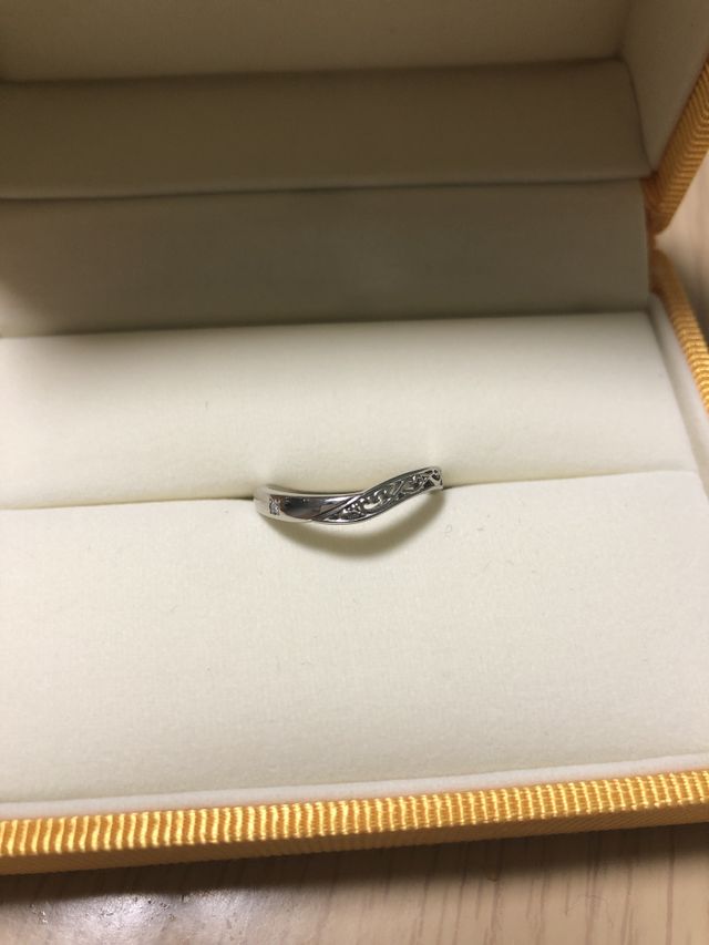 2人のイニシャルと、記念日の誕生花の透彫が入ってます