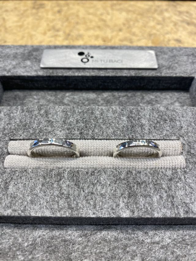 槌目模様にダイヤを入れて内側に刻印しました