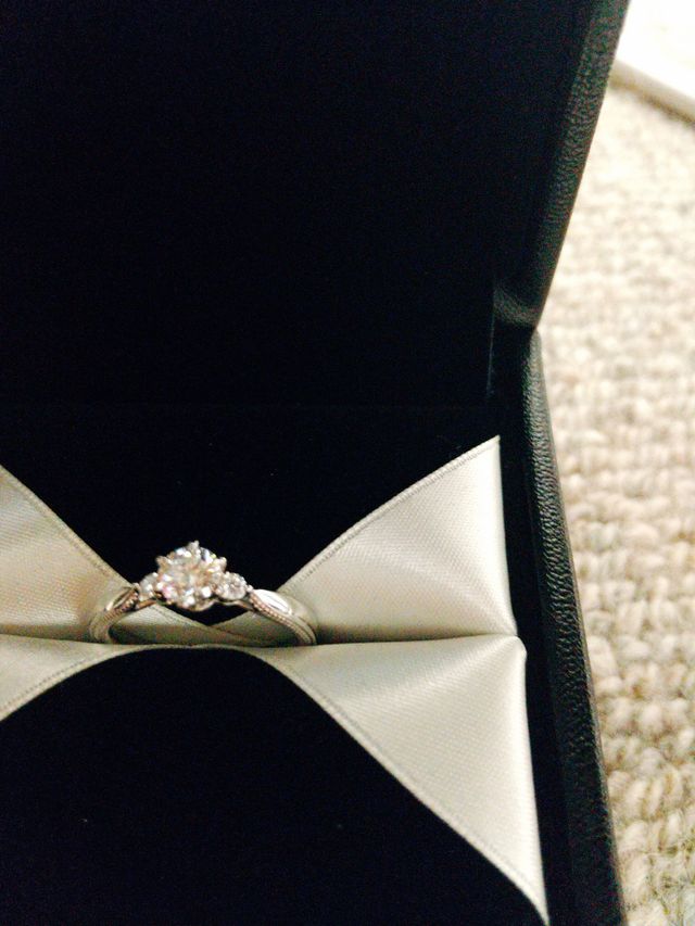 リング用の箱に容れて撮影しました。