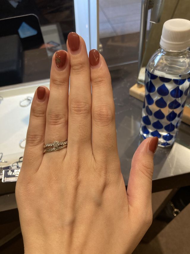 婚約指輪と結婚指輪の重ね付け。ウェーブラインで揃えています。