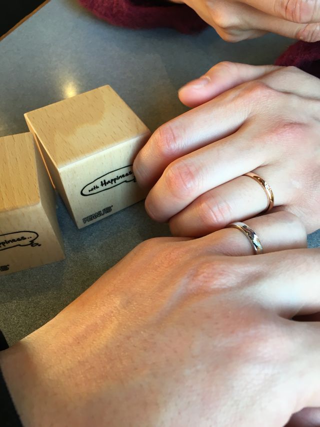 指輪の内側にスヌーピーのイラスト入った結婚指輪です！