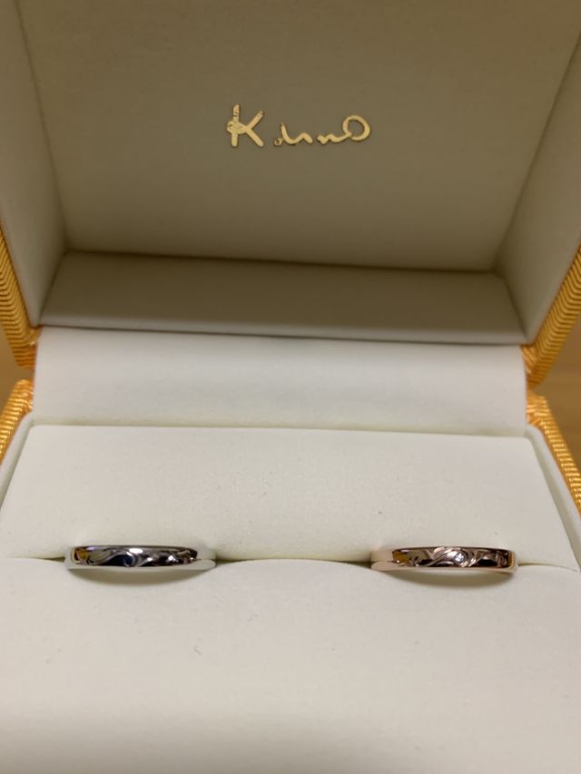 イニシャルを組み合わせて女性用には文字間に石をいれました。