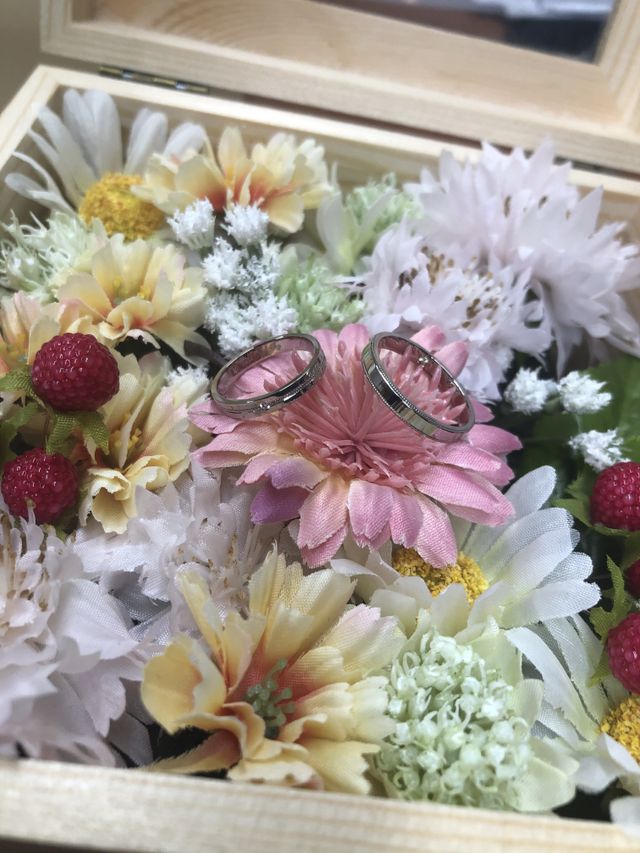 結婚指輪完成時にかわいいフラワーケースにいれて頂きました！