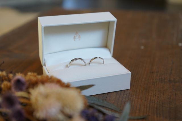 リングBOXもしっかりした作りでシンプル・可愛いです。