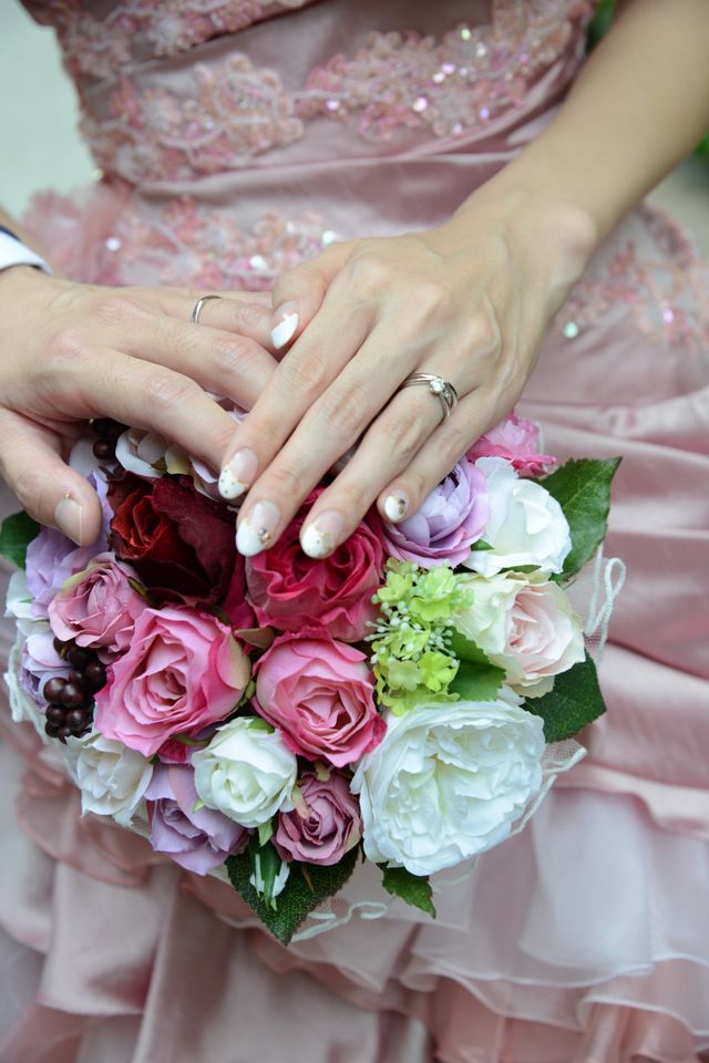 結婚式でブーケと撮影。