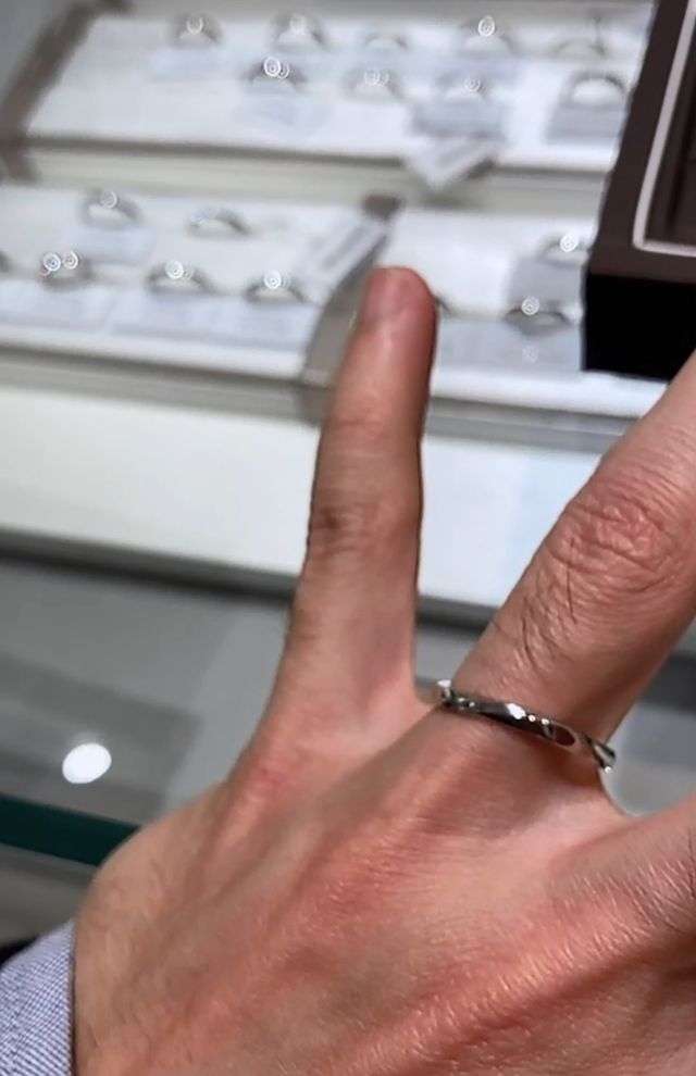 細身でウェーブしたデザインです。