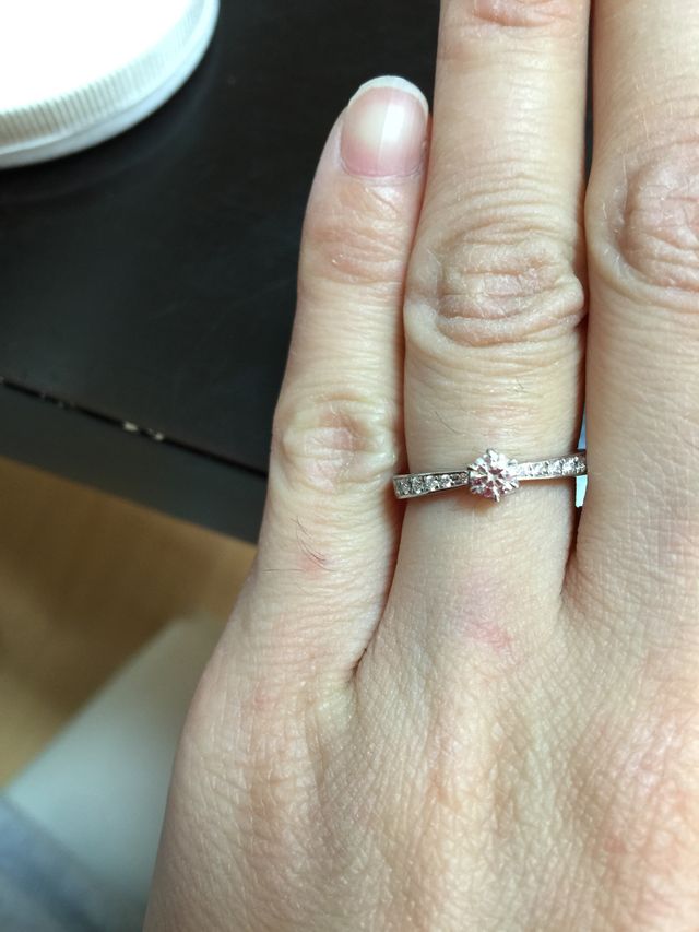 指輪をはめている状態です