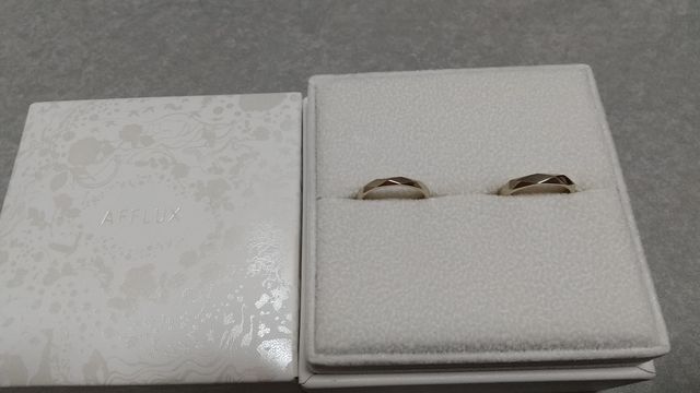 二人ともシャンパンゴールドにしました
