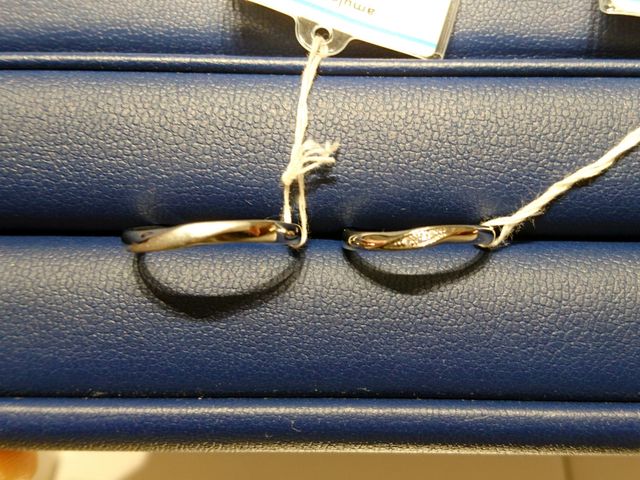 彼のリングはダイヤのデザインの部分につや消し加工しました