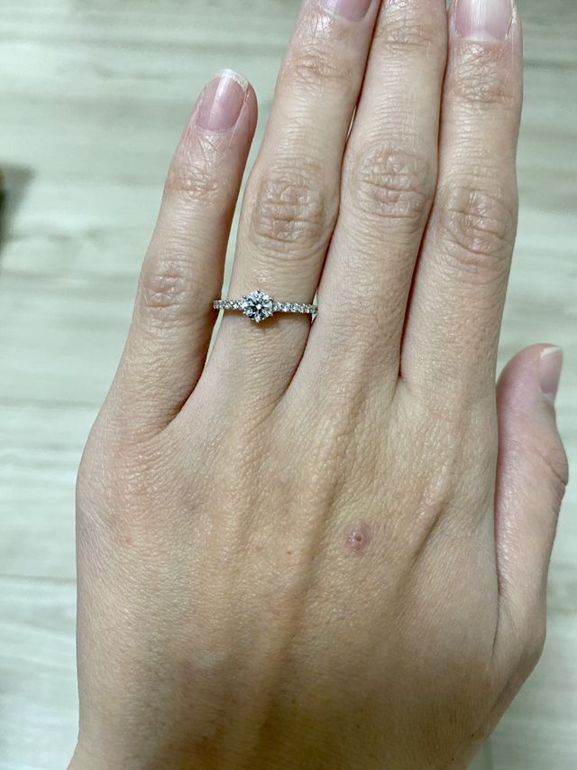 6点留めのダイヤとサイドも半分までダイヤが入っています。