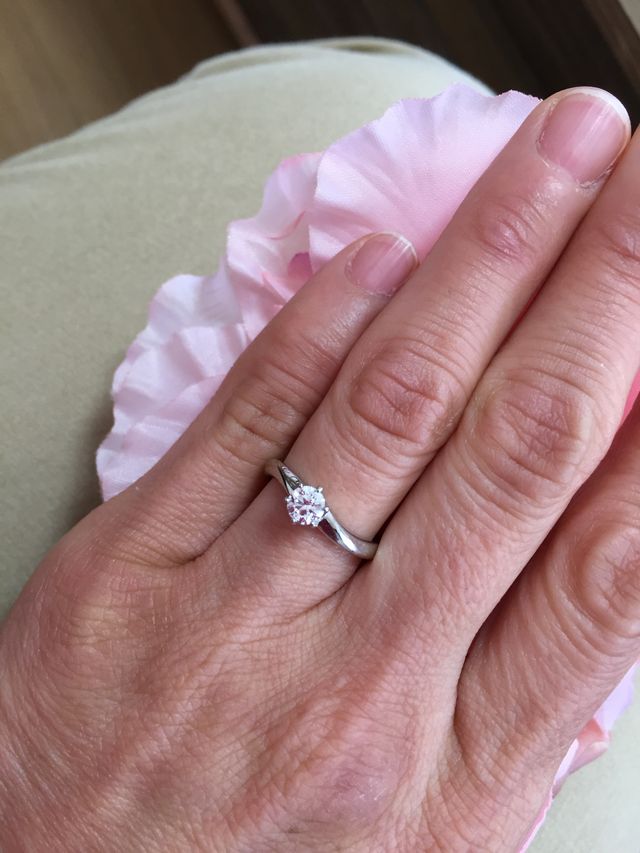 　石の大きさ0.347Caratです。土台は曲線です。