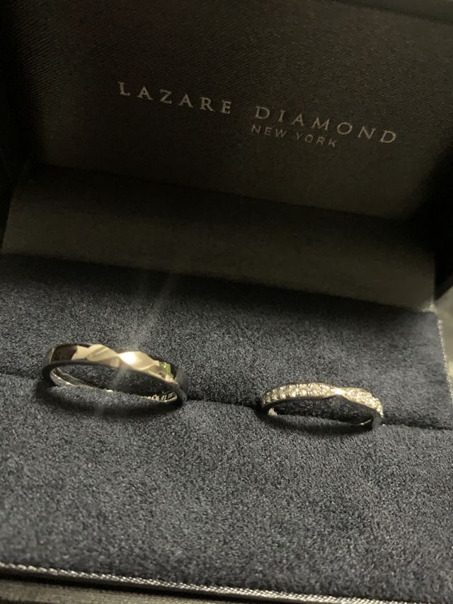 ダイヤの粒が大きめでキラキラ輝きます。お洒落です。