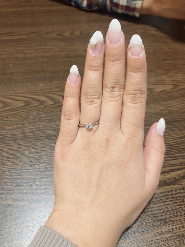 着用した時の写真です。ダイヤが輝いています。