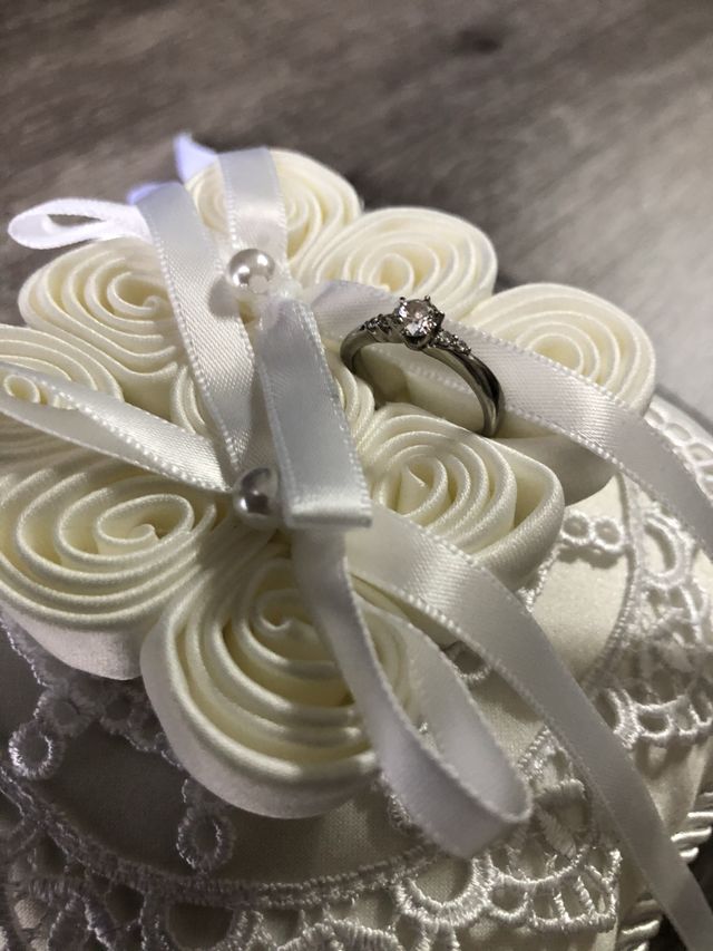 4℃のリングピローに飾ると美しさが際立ちます。