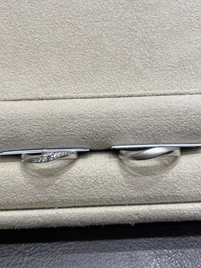 双子ダイヤがそれぞれに付いているデザインです。