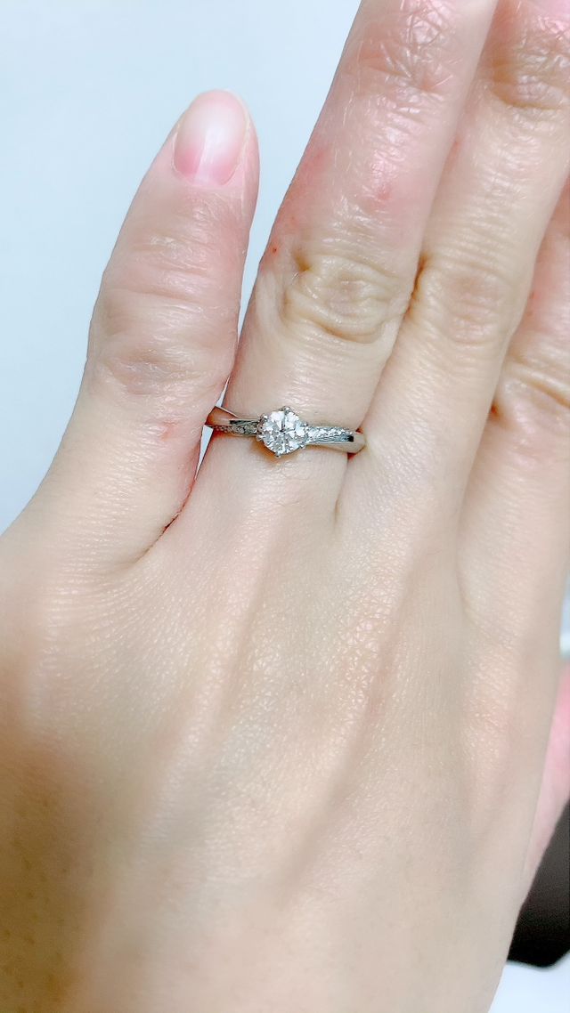 0.3カラットです。サイドにもダイヤがあります。