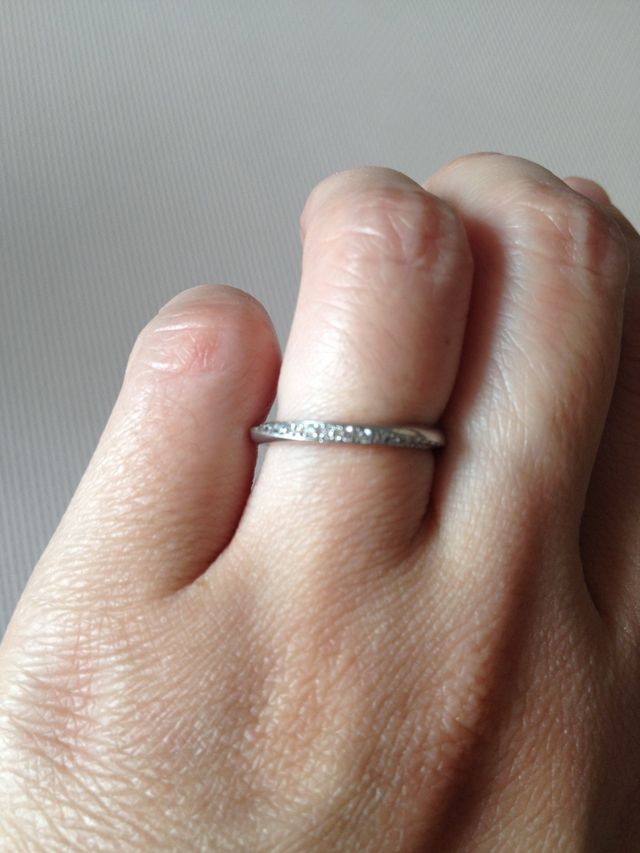 内側に結婚記念日が刻印されています。