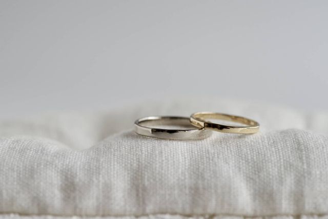 ゴールドとシルバーゴールドの細身な指輪です。