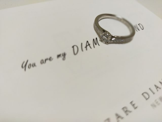 中心のダイヤは0.25カラット