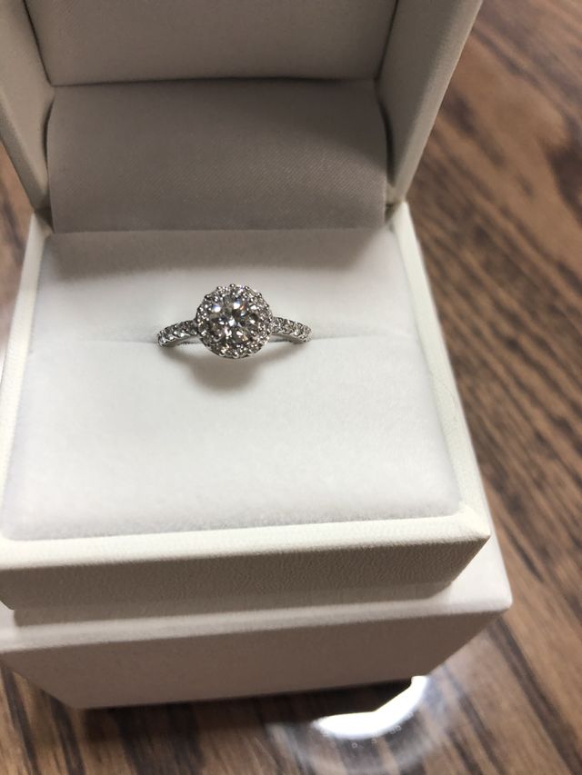 ダイヤは0.6カラット
周りのメレダイヤは0.3カラット