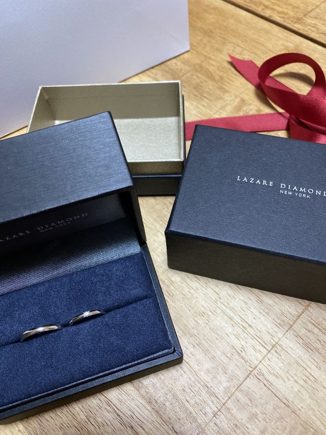 レディース、メンズ共に同じ種類の結構指輪です。