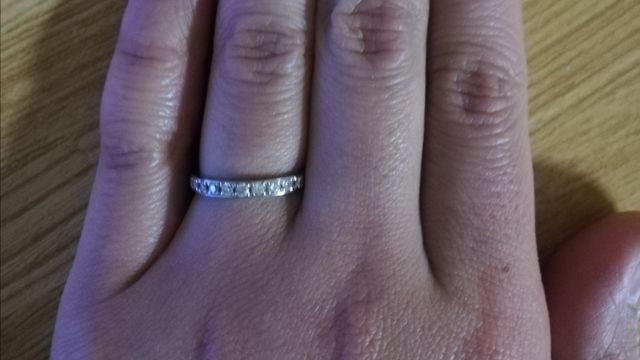 ハーフエタニティタイプの指輪です。