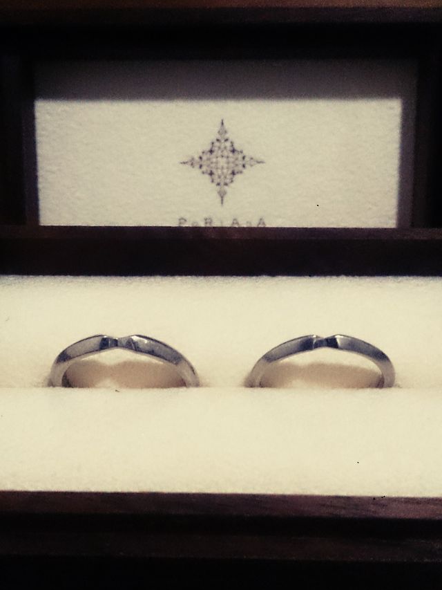 木製の小箱に入ってます。収納袋も貨幣入れの革袋風で素敵です。