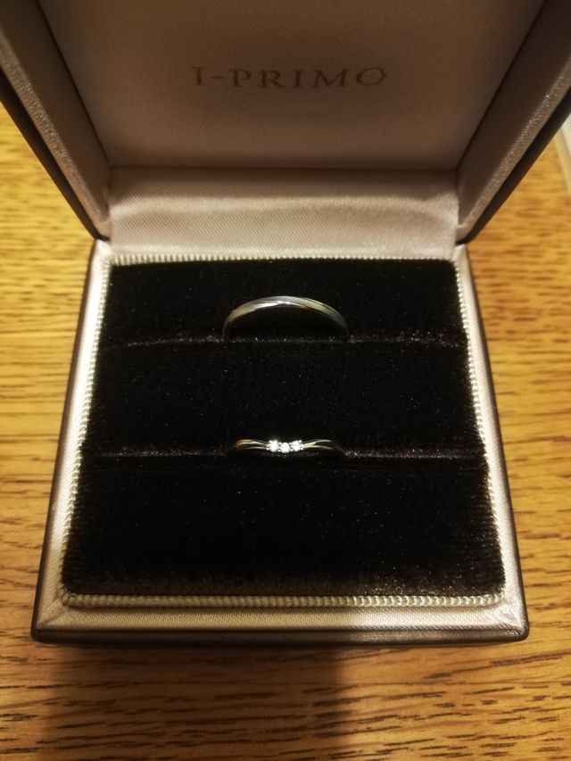 結婚指輪です。セットでは無く、それぞれ気に入った物にしました