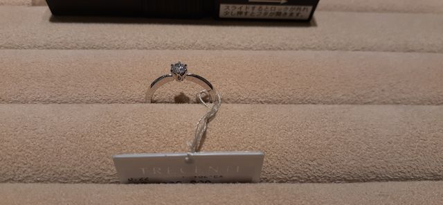 ウェヌスのストレート。横から見るとダイヤが浮いている。