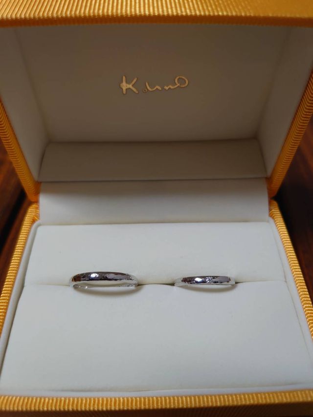 手作りの結婚指輪。
槌目です。