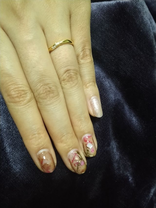 ゴールドを選択したので、肌に馴染んでよかったです。
