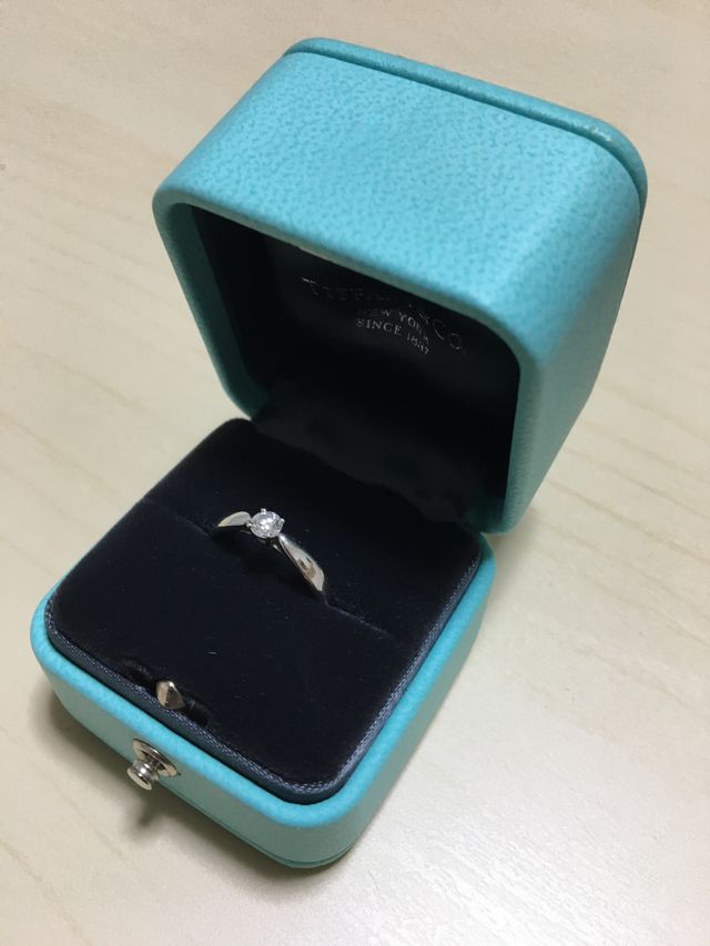 シンプルでありながら気品に満ち溢れた指輪だと思います。